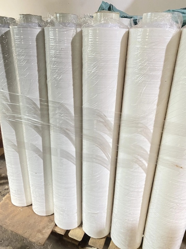 Vì sao nên chọn màng PE màu trắng cuộn lớn giá sỉ?